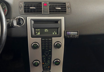 Подержанный автомобиль Volvo S40 2011 года (12 фото)