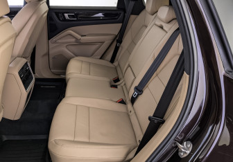 Подержанный автомобиль Porsche Cayenne 2019 года (18 фото)