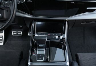 Подержанный автомобиль Audi Q8 2018 года (15 фото)