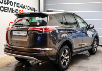 Подержанный автомобиль Toyota RAV4 2019 года (4 фото)