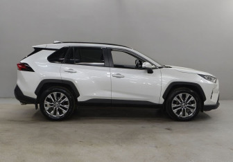 Подержанный автомобиль Toyota RAV4 2021 года (4 фото)