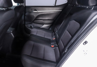 Подержанный автомобиль Hyundai Elantra Sedan 2019 года (13 фото)