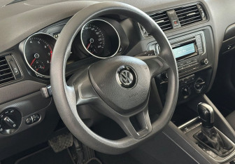 Подержанный автомобиль Volkswagen Jetta Sedan 2015 года (12 фото)