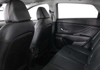 Подержанный автомобиль Hyundai Elantra Sedan 2024 года (12 фото)