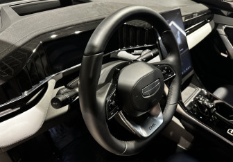 Подержанный автомобиль Geely Atlas 2024 года (13 фото)