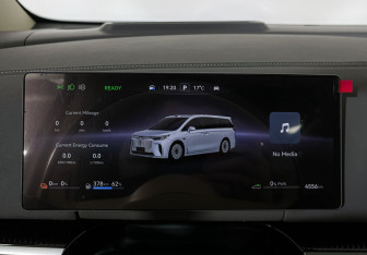 Подержанный автомобиль Voyah Dream 2025 года (11 фото)