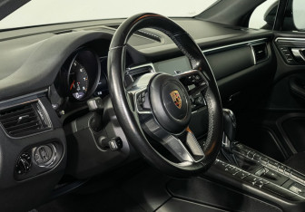 Подержанный автомобиль Porsche Macan 2018 года (13 фото)