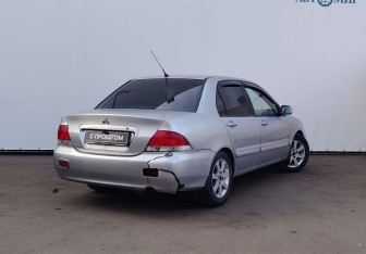 Подержанный автомобиль Mitsubishi Lancer Sedan 2005 года (8 фото)