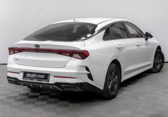 Подержанный автомобиль Kia K5 2021 года (5 фото)
