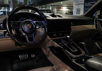Подержанный автомобиль Porsche Cayenne 2018 года (23 фото)