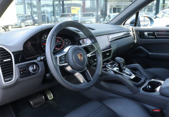 Подержанный автомобиль Porsche Cayenne 2019 года (13 фото)