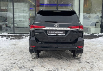 Подержанный автомобиль Toyota Fortuner 2019 года (7 фото)