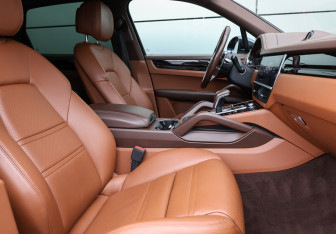 Подержанный автомобиль Porsche Cayenne 2018 года (10 фото)