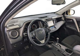 Подержанный автомобиль Toyota RAV4 2018 года (16 фото)