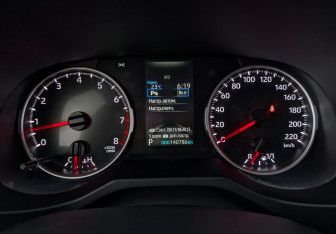 Подержанный автомобиль Toyota RAV4 2020 года (16 фото)