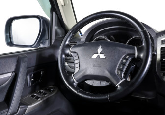 Подержанный автомобиль Mitsubishi Pajero 2015 года (16 фото)