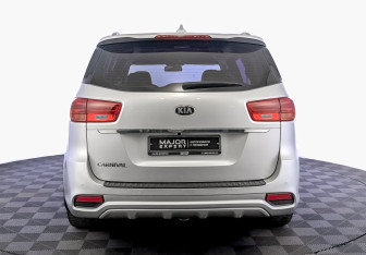 Подержанный автомобиль Kia Carnival 2019 года (6 фото)