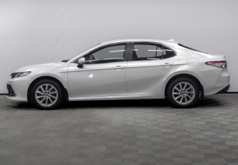 Подержанный автомобиль Toyota Camry Sedan 2022 года (8 фото)