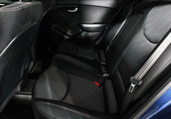 Подержанный автомобиль Hyundai Elantra Sedan 2013 года (8 фото)