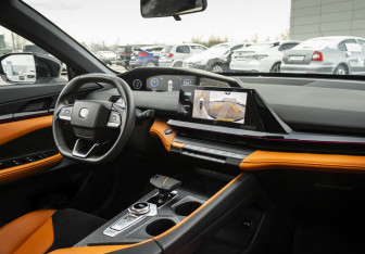 Подержанный автомобиль Changan UNI-V 2023 года (11 фото)