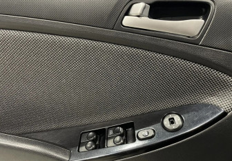 Подержанный автомобиль Hyundai Solaris Sedan 2012 года (17 фото)
