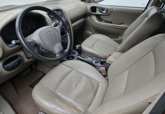 Подержанный автомобиль Hyundai Santa Fe 2003 года (9 фото)
