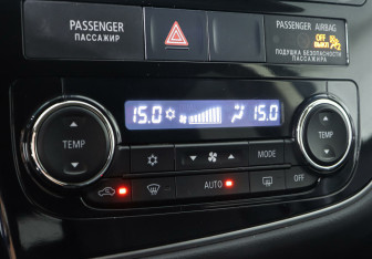 Подержанный автомобиль Mitsubishi Outlander 2013 года (17 фото)