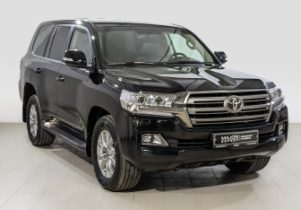 Подержанный автомобиль Toyota Land Cruiser Suv 2015 года (3 фото)