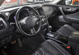 Подержанный автомобиль Infiniti QX70 2013 года (16 фото)