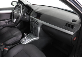 Подержанный автомобиль Opel Astra Hatchback 2011 года (6 фото)
