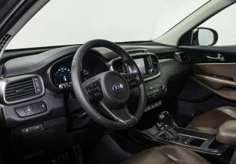 Подержанный автомобиль Kia Sorento 2017 года (10 фото)