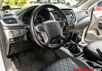 Подержанный автомобиль Mitsubishi Pajero Sport 2017 года (15 фото)