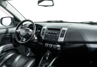 Подержанный автомобиль Mitsubishi Outlander 2012 года (5 фото)