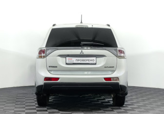 Подержанный автомобиль Mitsubishi Outlander 2013 года (6 фото)