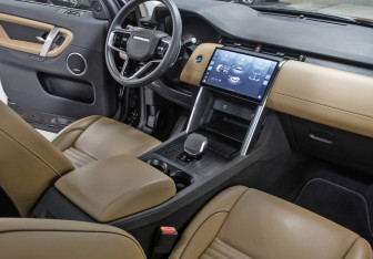 Подержанный автомобиль Land Rover Discovery Sport 2024 года (11 фото)