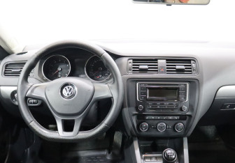 Подержанный автомобиль Volkswagen Jetta Sedan 2015 года (14 фото)