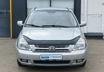 Подержанный автомобиль Kia Carnival 2009 года (2 фото)