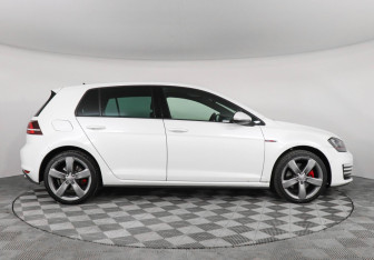 Подержанный автомобиль Volkswagen Golf GTI Hatchback 2014 года (4 фото)