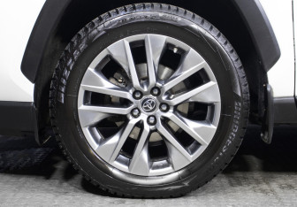 Подержанный автомобиль Toyota RAV4 2022 года (24 фото)