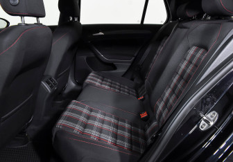 Подержанный автомобиль Volkswagen Golf GTI Hatchback 2019 года (18 фото)