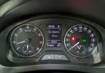 Подержанный автомобиль Skoda Rapid Liftback 2014 года (25 фото)