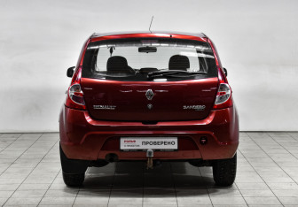 Подержанный автомобиль Renault Sandero 2010 года (6 фото)