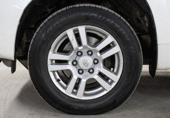 Подержанный автомобиль Toyota Land Cruiser Prado 2010 года (24 фото)