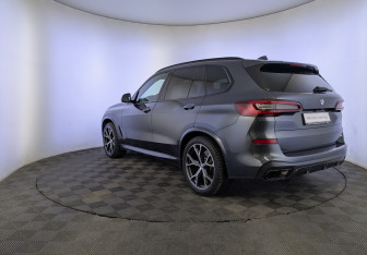 Подержанный автомобиль BMW X5 2022 года (7 фото)