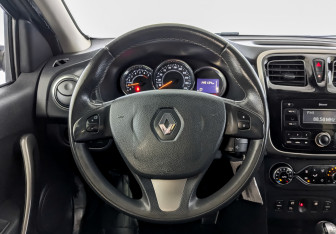 Подержанный автомобиль Renault Sandero 2017 года (21 фото)
