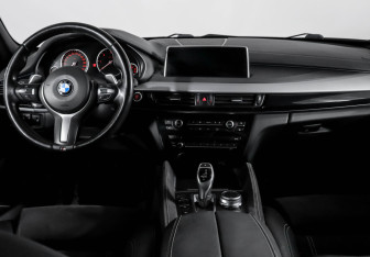 Подержанный автомобиль BMW X6 2018 года (12 фото)