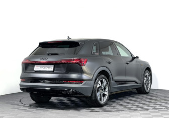 Подержанный автомобиль Audi e-tron 2021 года (5 фото)