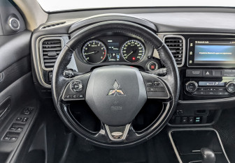 Подержанный автомобиль Mitsubishi Outlander 2018 года (21 фото)