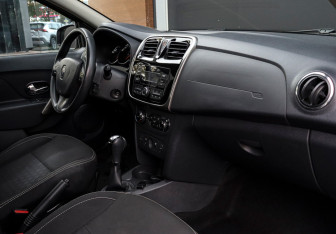Подержанный автомобиль Renault Sandero 2018 года (11 фото)