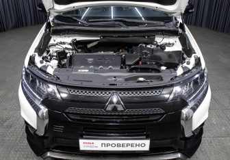 Подержанный автомобиль Mitsubishi Outlander 2022 года (9 фото)